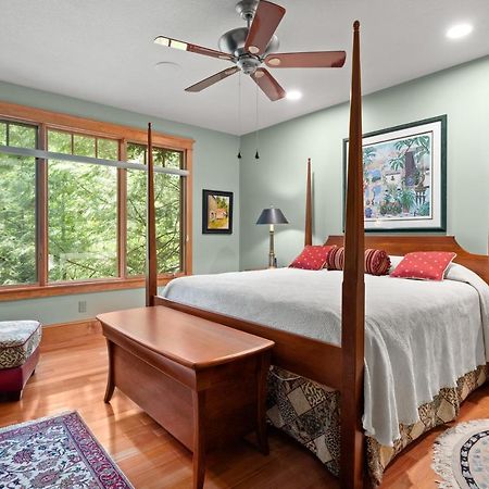 Falling Waters At Rumbling Bald Lake Lure Exteriér fotografie