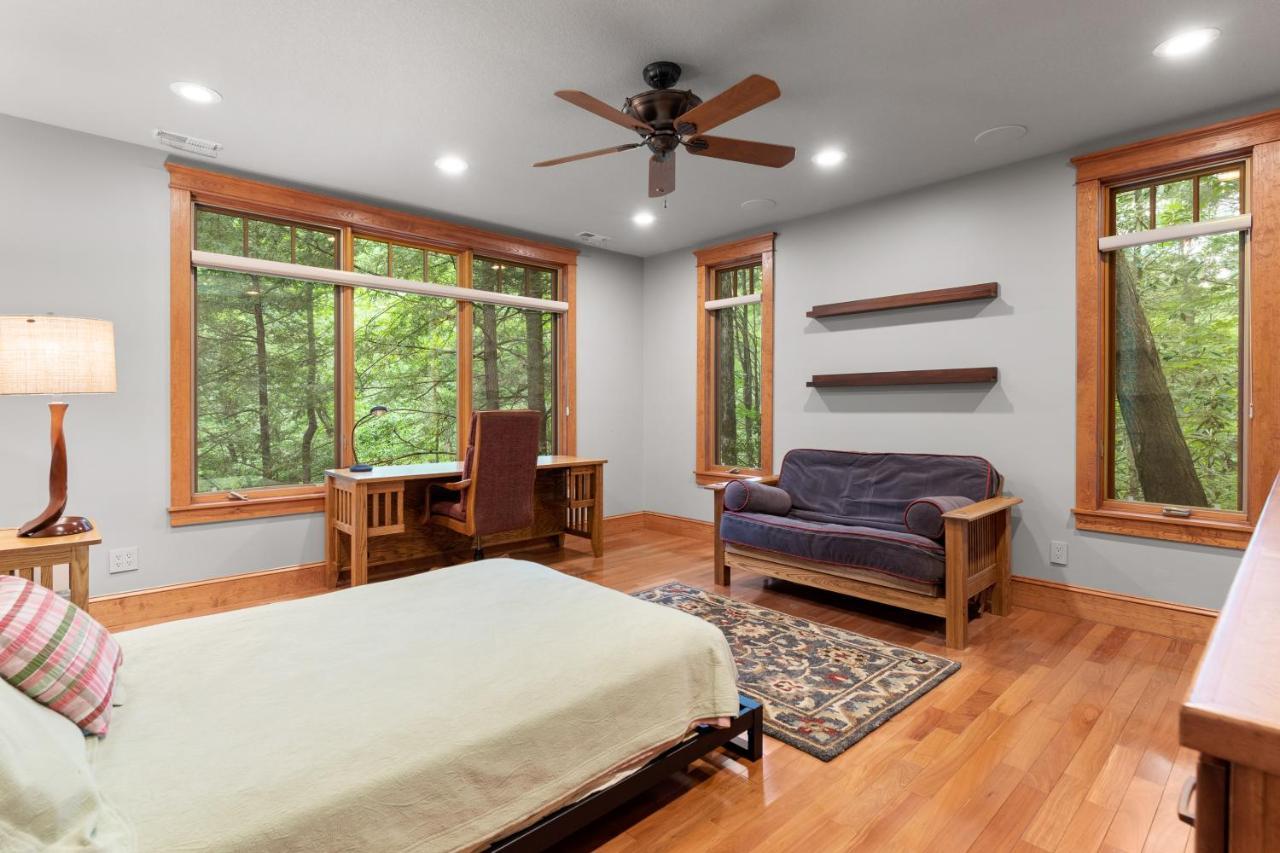 Falling Waters At Rumbling Bald Lake Lure Exteriér fotografie