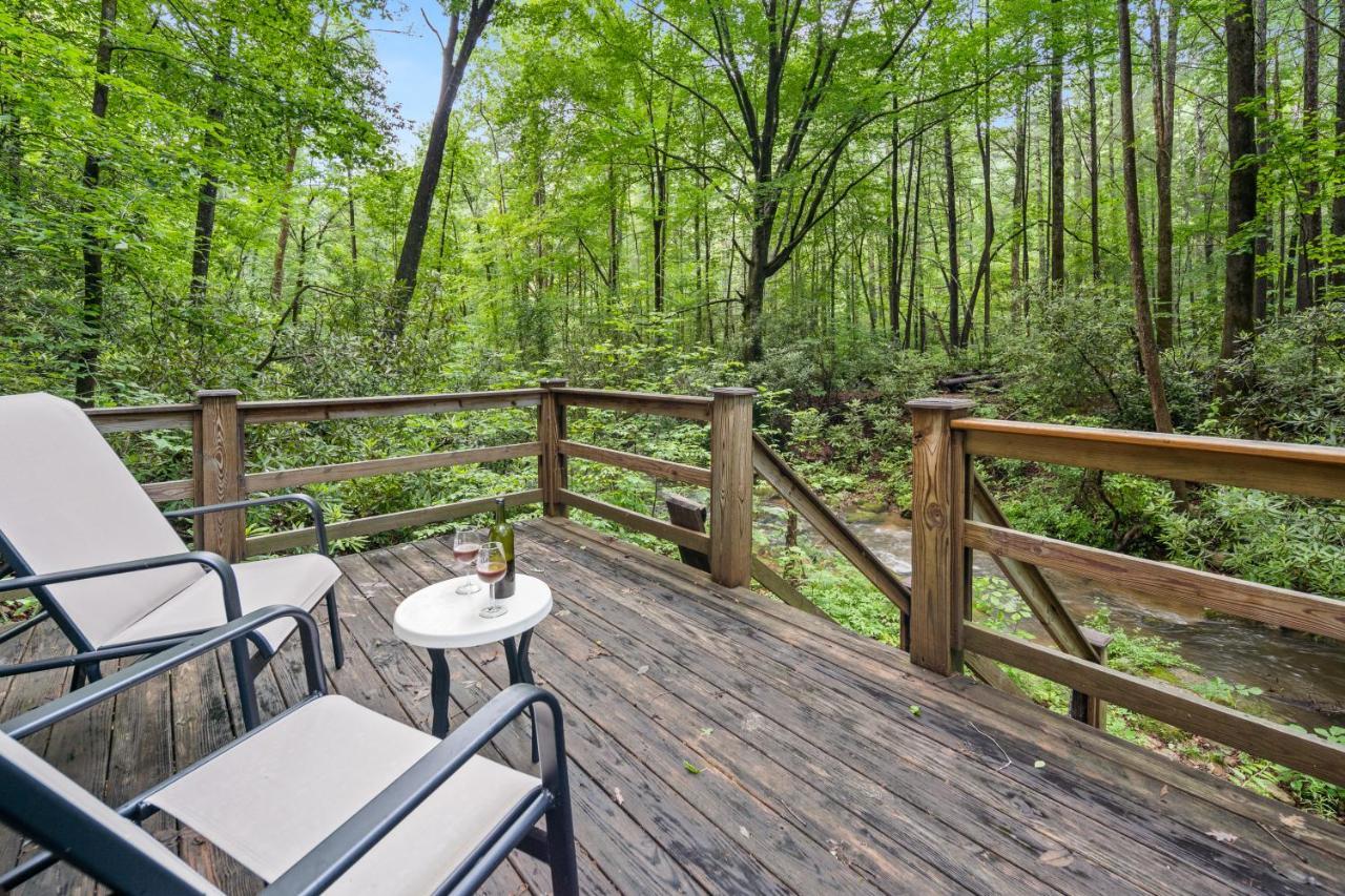 Falling Waters At Rumbling Bald Lake Lure Exteriér fotografie