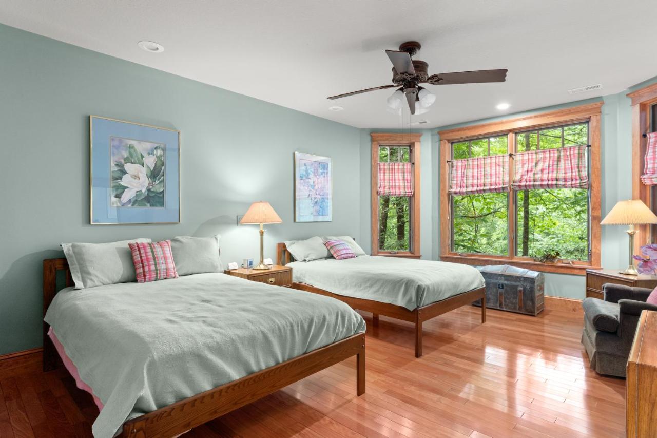 Falling Waters At Rumbling Bald Lake Lure Exteriér fotografie